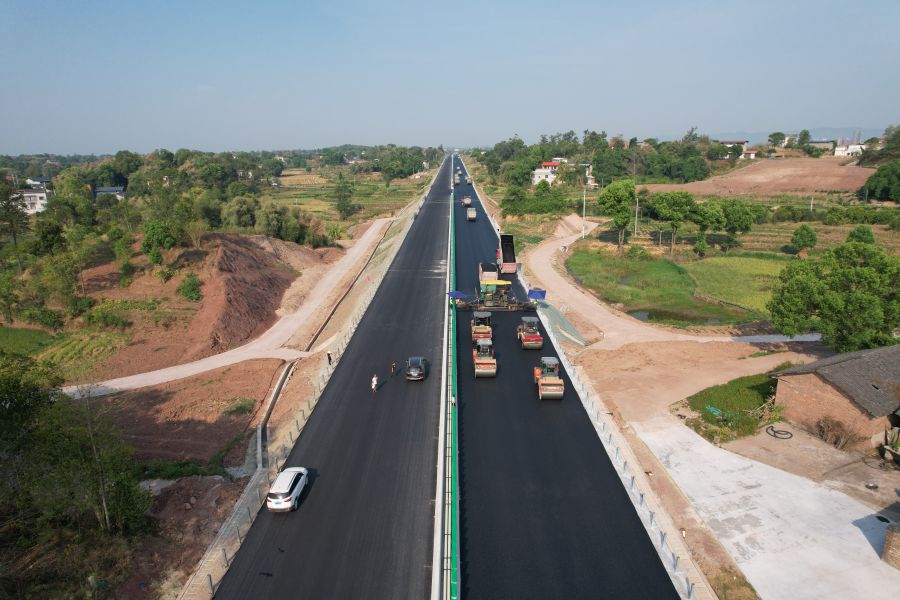 瀘永高速公路ZCB1-LM項(xiàng)目建設(shè)已進(jìn)入路面施工最后的攻堅期和沖刺階段。截至目前，瀘永高速公路項(xiàng)目路面工程已完成約80%。.jpg